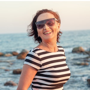 Kvinde på strand med solbriller