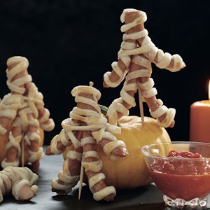 Uhyggelig mad til Halloween - mumiepølser med blodigt dyp