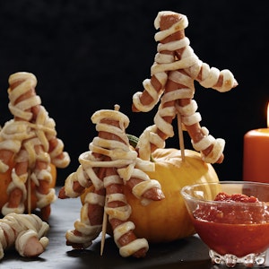 Uhyggelig mad til Halloween - mumiepølser med blodigt dyp