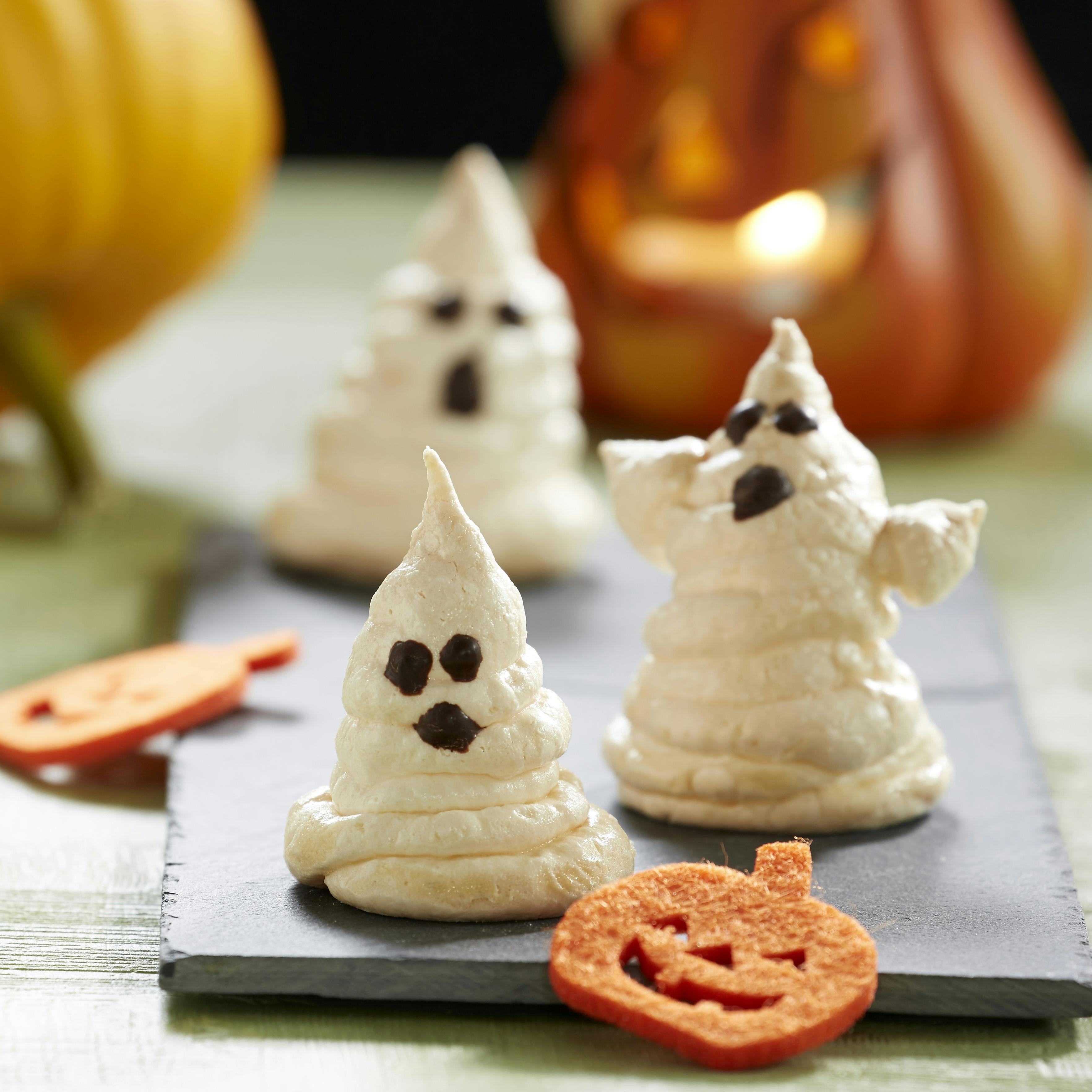 Halloween inspirerede marengs spøgelser meringue dessert that looks like ghosts for halloween 