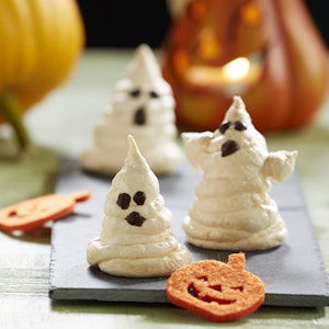 Halloween inspirerede marengs spøgelser meringue dessert that looks like ghosts for halloween
