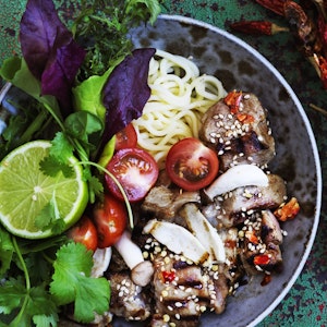 Grillet gris med svampe og nudler
