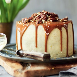 Gulerodslagkage med creamcheese frosting og karamelsauce