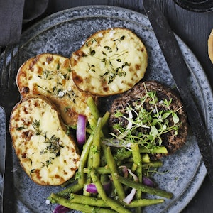 Hakkebøffer med bønnesalat og ostegratinerede kartofler