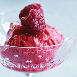 Hjemmelavet is: Hindbærsorbet i glas