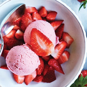 Hjemmelavet is med jordbær og hyldeblomst i hvid skål