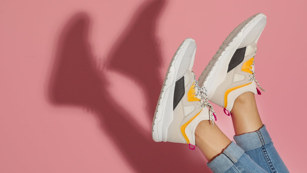 Ved hvad klistermærket under sko betyder? | Femina