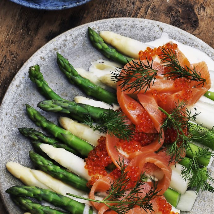 Hvide asparges med laks og fløde