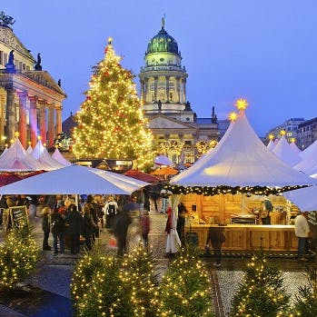 Det populære julemarked i Berlin Mitte, Gendarmenmarkt, er Berlins måske mest berømte. Julemarkedet foregår lige foran Den Franske Domkirke, Französischer Dom. Find det her: Am Gendarmenmarkt 2, 10117 Berlin Mitte, www.gendarmenmarktberlin.de