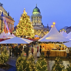 Det populære julemarked i Berlin Mitte, Gendarmenmarkt, er Berlins måske mest berømte. Julemarkedet foregår lige foran Den Franske Domkirke, Französischer Dom. Find det her: Am Gendarmenmarkt 2, 10117 Berlin Mitte, www.gendarmenmarktberlin.de