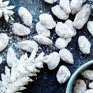 Mandler med nougat og flormelis ser elegante og lækre ud og pynter fint i konfekt-skålen