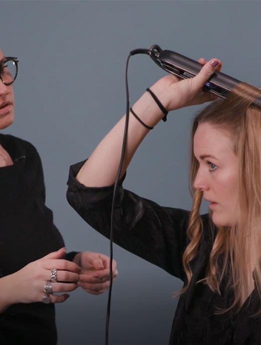 To kvinder der krøller hår