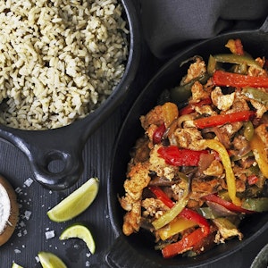 Kyllingefajita med peberfrugt, rødløg og grov avocadomos