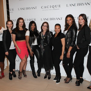 Her ses undertøjsmodellerne fra Lane Bryant