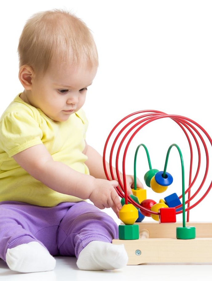 Giv din baby legetøj, der styrker sanserne og motorikken.