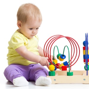 Giv din baby legetøj, der styrker sanserne og motorikken.