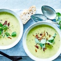 Ærtesuppe med bacon og ærteskud