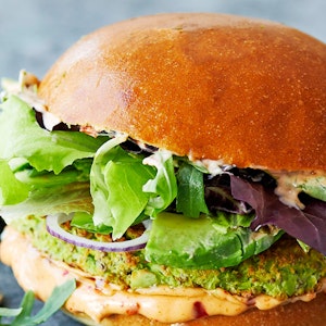 Burger med edamame-bøf og chilimayo