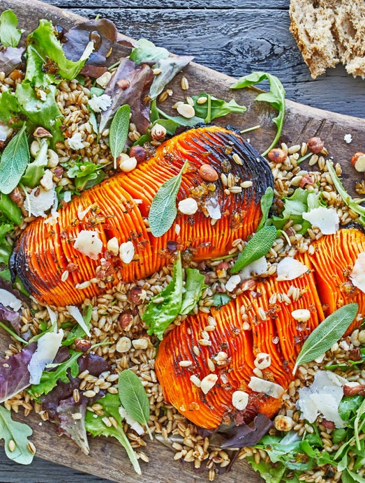 Bygkernesalat med hasselback-butternut og brunet smør