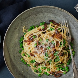 Citronpasta med ærter og bacon