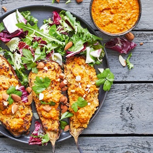 Fyldte auberginer med quinoa og romesco