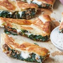 Fyldte fladbrød med lam, spinat og feta