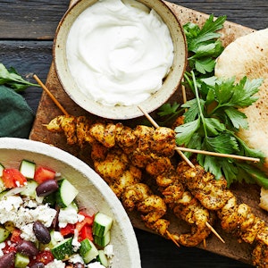 Gyros-kyllingespyd med græsk salat og yoghurtdip