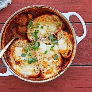Italiensk tomatgryde med kødboller og ostebrød