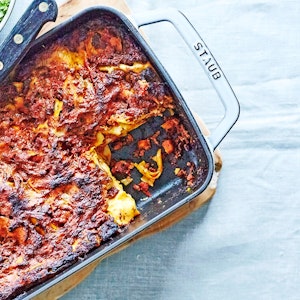 Klassisk lasagne med blandet grøn salat