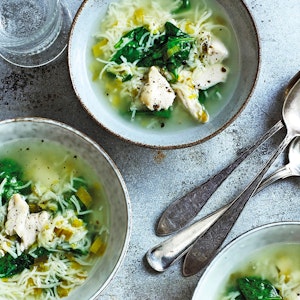 Kyllingesuppe med spinat og nudler