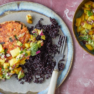 Laksebøffer med sorte ris og mango-avocado-salsa