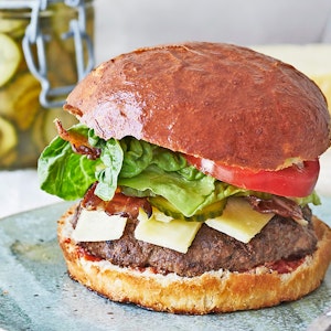 Luksusburger med lynsyltede agurker