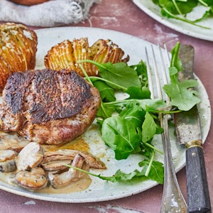 Mørbradbøffer med svampesauce og hasselbackkartofler