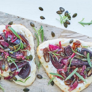 Naan-pizza med gedeost og bagte rødbeder