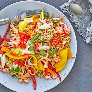 Nudelwok med krebsehaler og appelsin-sesam-dressing