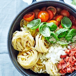 One pot-pasta med tomater, chorizo og basilikum