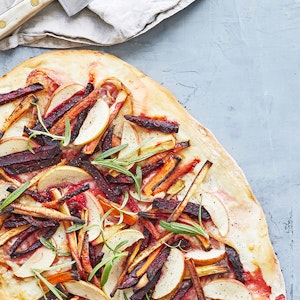 Pizza med rodfrugter, pancetta og æble