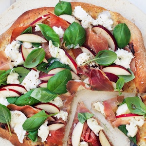 Pizza med serranoskinke, nektariner og frisk mozzarella 
