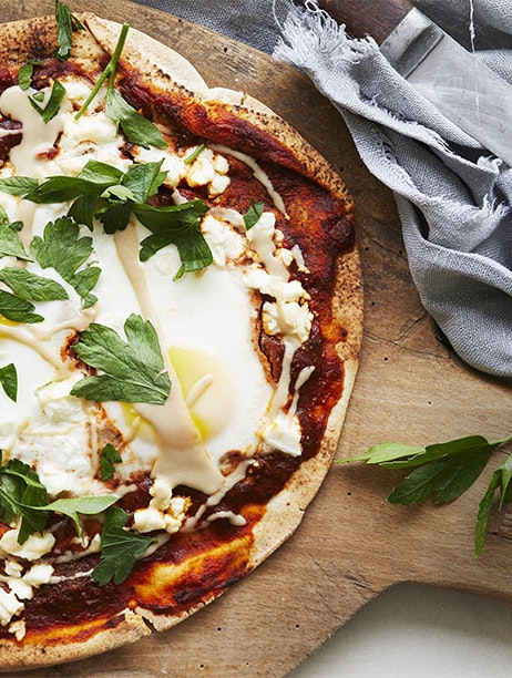 fladbrødspizza med feta og æg