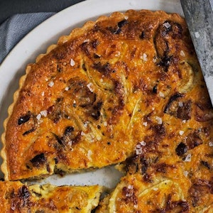 Quiche med løg, fennikel og bacon