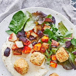Quinoafalafler med hummus og bagte rodfrugter