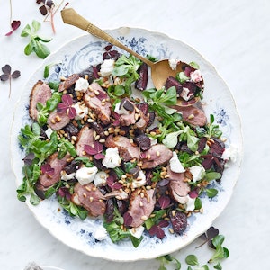 Salat med and, rødbede og gedeost