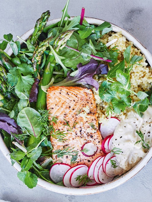 Sommersalat med laks og butterbean-dip