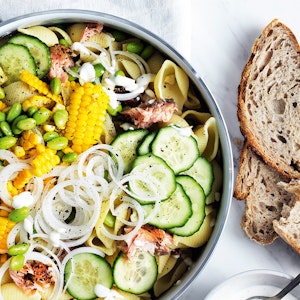 Sommerpasta med majs, agurk og varmrøget laks