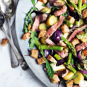 Steaksalat med kartofler, brødcroutoner og estragoncreme