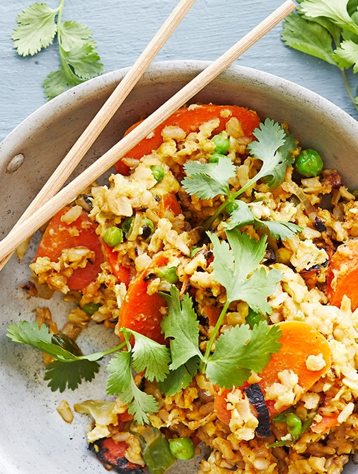 Stegte ris med grøntsager og æg 