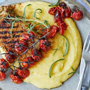 Svinekoteletter med polenta og bagte tomater