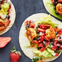 Tacos med krydrede rejer og jordbærsalsa