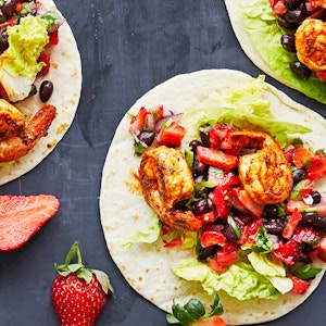 Tacos med krydrede rejer og jordbærsalsa