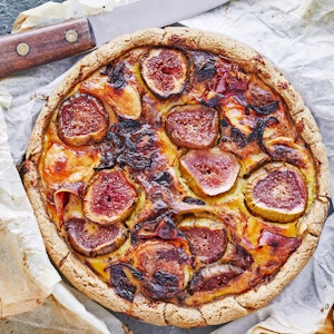 Tærte med serrano, gedeost og figner